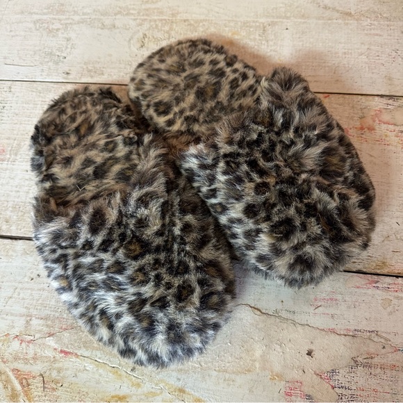 Leopard Print Fuzzy Slippers - Picture 3 of 4